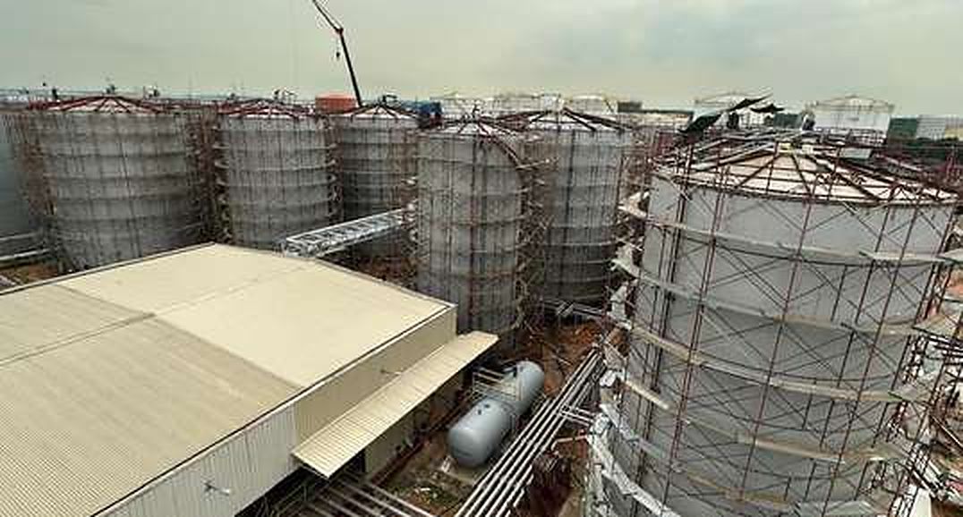 Tank shell erection with crane